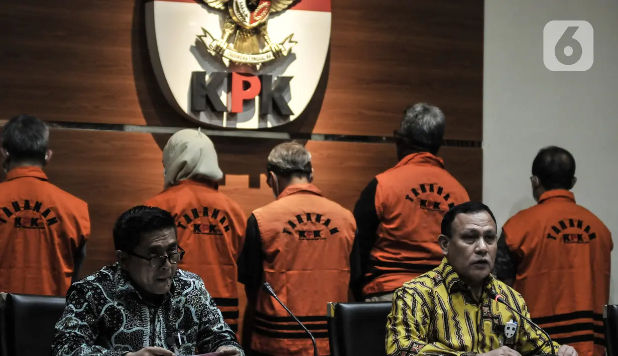Ketua KPK Firli Bahuri memberikan keterangan terkait penahanan lima tersangka kasus dugaan korupsi terkait proyek fiktif di PT Waskita Karya, di Jakarta, Kamis (23/7/2020). Mereka yakni, Desi Arryani, Jarot Subana, Fakih Usman, Fathor Rachman dan Yuly Ariandi Siregar. (merdeka.com/Iqbal Nugroho)