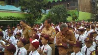 Gubernur DKI Jakarta Anies Baswedan meninjau pelaksanaan kegiatan Masa Pengenalan Lingkungan Sekolah (MPLS) Tahun Pelajaran 2018/2019 di SDN Kampung Melayu 01 dan 02, Kebon Pala I Bidara Cina, Jatinegara, Jakarta Timur di hari pertama belajar mengajar.