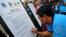 Wakil Gubernur DKI Jakarta, Djarot Syaiful Hidayat menandatangani deklarasi Gerakan Wajib Lapor Bagi 100.000 pecandu narkoba di Monas, Jakarta, Sabtu,(28/2/2015). (Liputan6.com/Faisal R Syam)