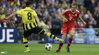 Pemain belakang Bayern Muenchen Philipp Lahm (kanan) berebut bola dengan pemain Borussia Dortmund Ilkay Guendogan (kiri) pada pertandingan Final Liga Champions antara Borussia Dortmund melawan Bayern Muenchen di Stadion Wembley, London, pada 25 Mei 2013. 