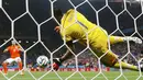 Aksi penjaga gawang Timnas Argentina, Sergio Romero, saat berhasil menahan tendangan penalti, Ron Vlaar (Belanda), di Stadion Corinthians, Sao Paolo, (10/7/2014). (REUTERS/Dominic Ebenbichler)