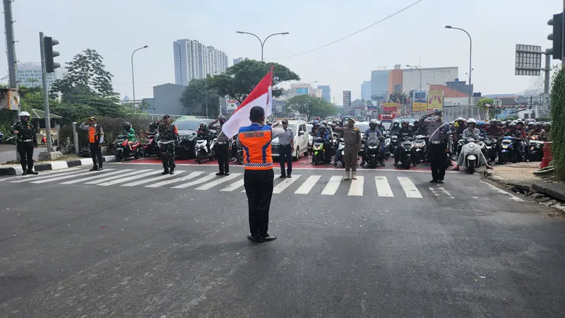 Satlantas Polres Metro Depok bersama TNI, Dishub dan sejumlah pengendara berhenti sejenak saat detik-detik proklamasi di Jalan Raya Margonda, Depok.