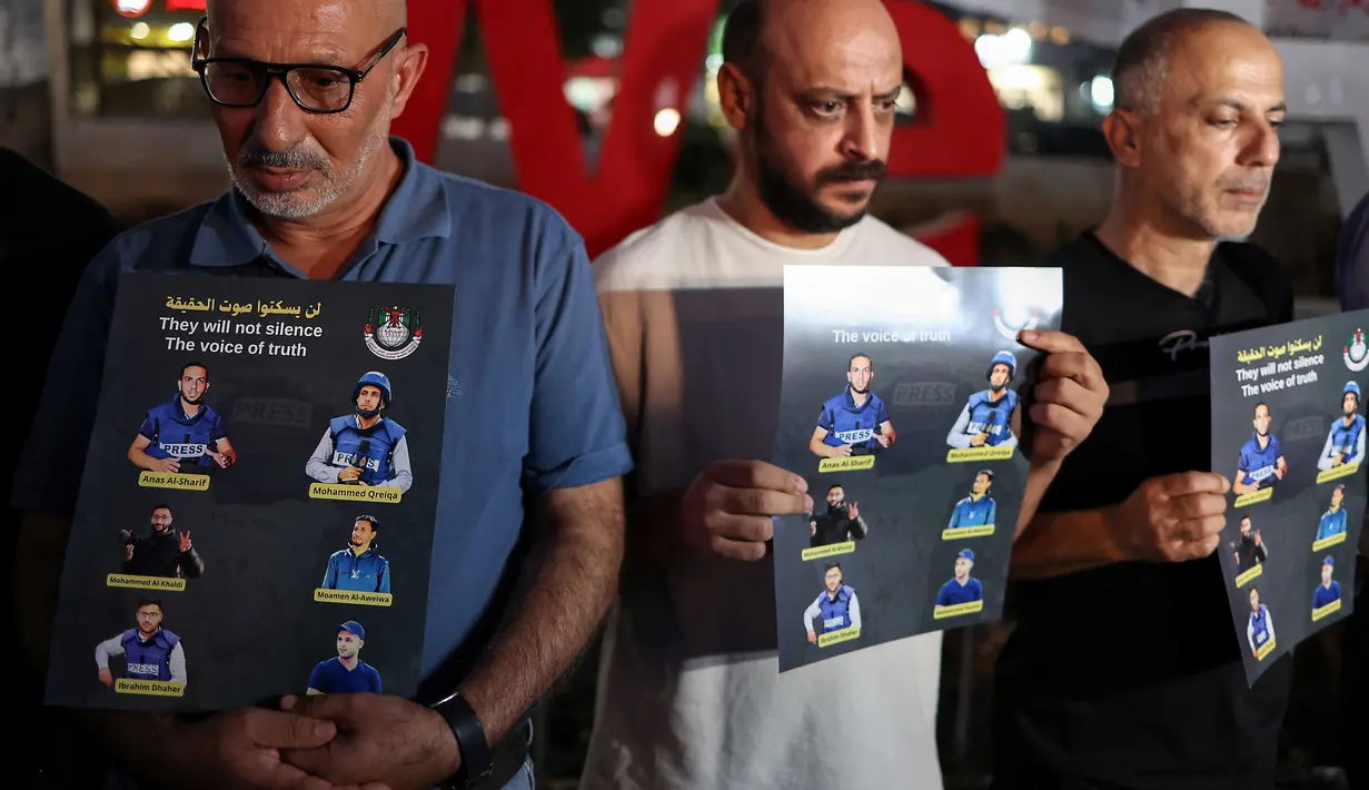 Sebelumnya, pada Minggu (10/8/2025) malam, sebuah serangan Israel menghantam tenda yang terletak di luar gerbang utama Rumah Sakit al-Shifa. Serangan ini menewaskan tujuh orang. Tampak dalam foto, para demonstran memegang spanduk yang mengecam pembunuhan tim berita Al Jazeera dalam serangan Israel semalam di Kota Gaza, selama aksi doa bersama di Ramallah, di Tepi Barat yang diduduki pada 11 Agustus 2025. (Zain JAAFAR/AFP)