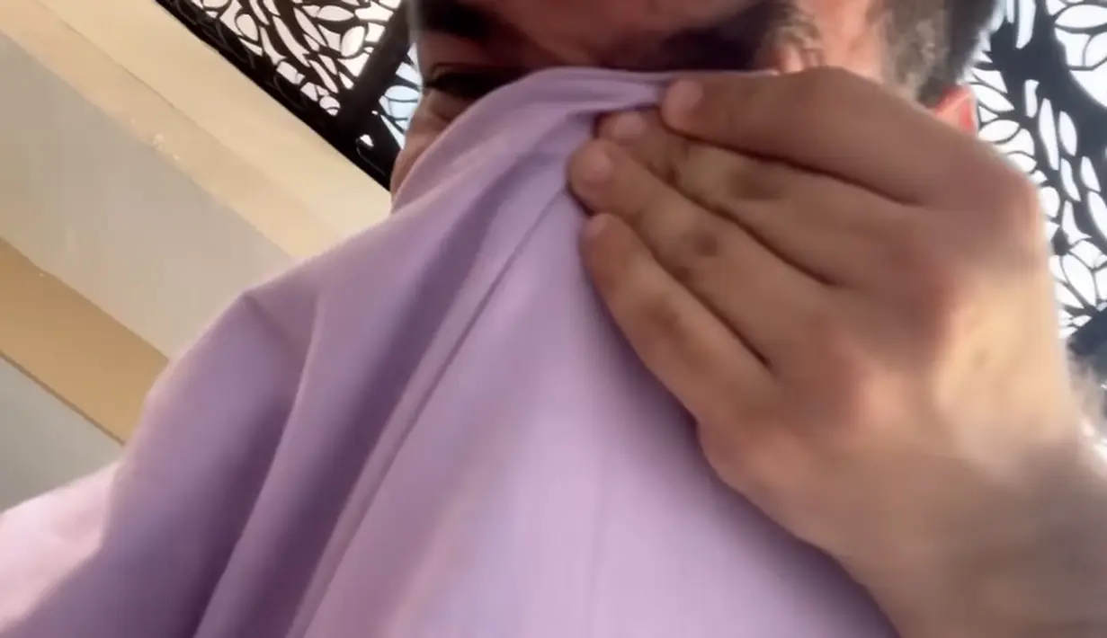 Fadil yang tak kuat menahan air mata menjauh dari orang tuanya untuk menangis. Tampak, Fadil mengusap air matanya dengan kaos yang dikenakan. [Youtube/Fadil Jaidi]