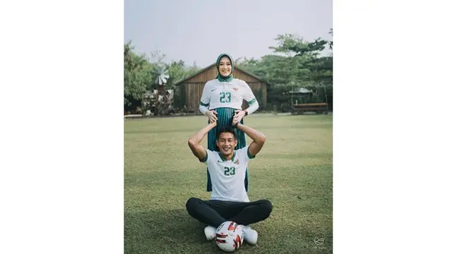 5 Potret Maternity Shoot Hansamu Yama dan Istri, Pakai Baju Timnas