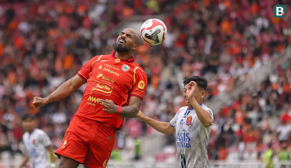 Pemain Persija Jakarta, Thales Lira berusaha mengontrol bola dalam laga lanjutan BRI Super League 2025/2026 melawan Persijap di Stadion Utama Gelora Bung Karno (SUGBK), Senayan, Jakarta, Sabtu (03/01/2025). (Bola.com/Abdul Aziz)