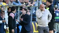 Pelatih Espanyol asal Spanyol, Manolo Gonzalez, memberi isyarat di pinggir lapangan selama pertandingan liga Spanyol antara Villarreal CF dan RCD Espanyol di stadion La Ceramica di Vila-real pada 27 April 2025. (JOSE JORDAN/AFP)
