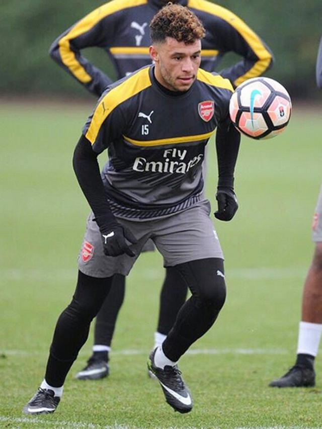 [Bintang] Perrie Edwards dan Alex Oxlade-Chamberlain