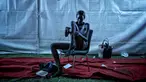 Model mengikatkan sandalnya di belakang panggung Dakar Fashion Week di ibukota Senegal, (1/7). Menurut data Euromonitor dunia fashion di Sub-Sahara Afrika telah berkembang pesat selama dua dekade terakhir. (AP Photo / Finbarr O'Reilly)