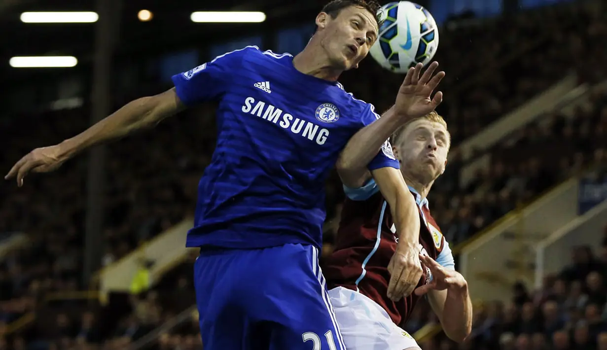 Pemain belakang Burnley, Ben Mee (kanan), berebut bola atas dengan gelandang Chelsea, Nemanja Matic, saat berlaga di Stadion Turf Moor, (19/8/2014). (REUTERS/Andrew Yates)
