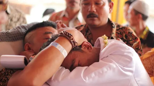 Momen kedatangan sang ayah ke pernikahan disambut haru oleh pengantin