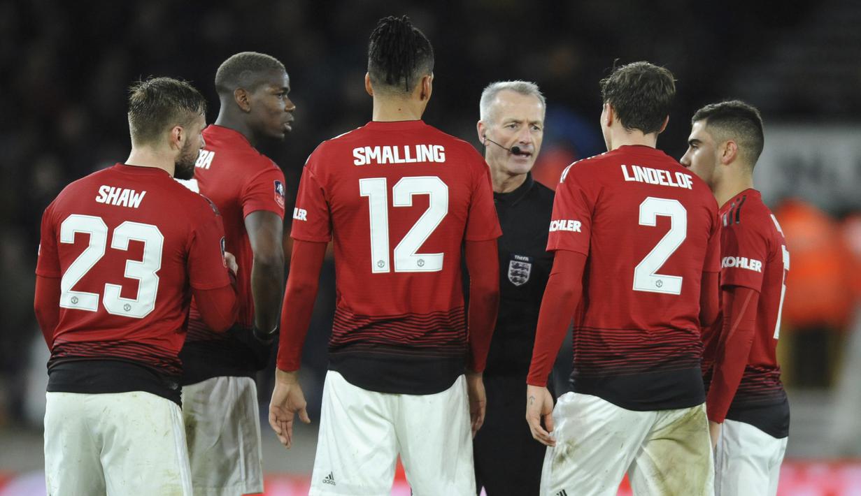 Para pemain Manchester United melakukan protes kepada wasit saat melawan Wolverhampton Wanderers pada laga Piala FA 2019 di Stadion Molineux, Sabtu (16/3). Wolverhampton menang 2-1 atas Manchester United. (AP/Rui Vieira)