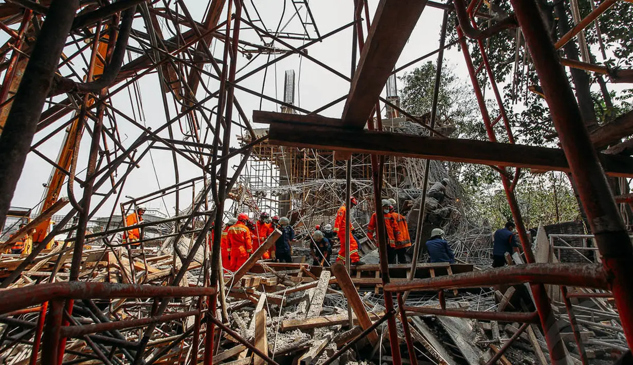 Diduga ambruknya jembatan diakibatkan tidak adanya penyangga yang kuat pada konstruksi bangunan, Jakarta, Jumat (31/10/2014). (Liputan6.com/Faizal Fanani)  