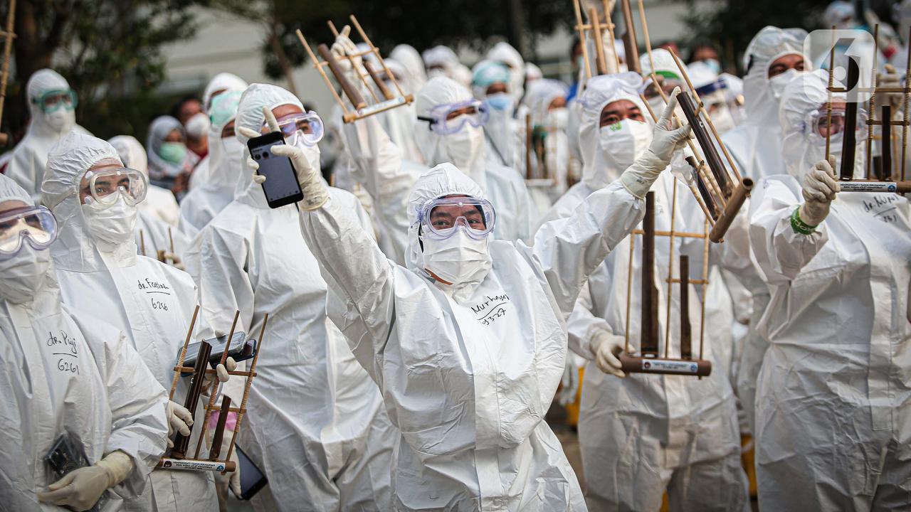 FOTO: Nakes dan Pasien COVID-19 Main Angklung Peringati 1 Tahun RSDC Wisma Atlet