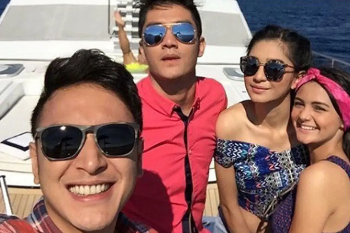 Mikha Tambayong bersama Boy William, Dimas Anggara, dan Amanda Rowles di kapal laut (Foto: Instagram)