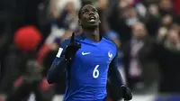 Gelandang Prancis Paul Pogba merayakan gol ke gawang Swedia pada laga Kualifikasi Piala Dunia 2018 di Stade de France, Paris, Jumat (11/11/2016). (AFP/Miguel Medina)