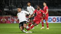 Pemain Timnas Indonesia U-20, Hugo Samir (kanan) berebut bola dengan pemain Timnas Fiji U-20, Peter Ravitisai pada laga International Friendly Match U-20 di Stadion Utama Gelora Bung Karno (SUGBK), Jakarta, Jumat (17/02/2023). Timnas Indonesia U-20 menang dengan skor 4-0. (Bola.com/Bagaskara Lazuardi)