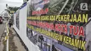 Aktivitas pekerja menyelesaikan proyek revitalisasi fasilitas pejalan kaki atau pedestrian kawasan Kota Tua, Jakarta, Minggu (27/3/2022). Jalur pedestrian itu akan diubah menjadi plaza pedestrian yang lebar sebagai bagian dari penataan kawasan Kota Tua yang rendah emisi (merdeka.com/Iqbal S Nugroho)