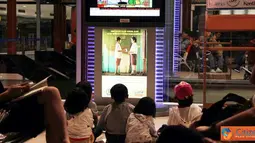 Citizen6: Keterlambatan (delay) maskapai penerbangan di Indonesia sudah menjadi kebiasaan, bosan menunggu penerbangan sejumlah anak mengisi waktu mereka dengan menonton layar TV di ruang tunggu bandara. (Pengirim: Ian Fajri).