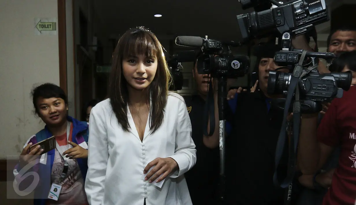 Pesinetron Kirana Larasati saat tiba di Pengadilan Agama Jakarta Selatan, Kamis (13/4). Kirana mengaku ke Pengadilan Agama Jakarta Selatan untuk konsultasi permasalahan rumah tangga. (Liputan6.com/Herman Zakharia)