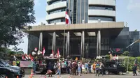 Koalisi Rakyat untuk Keadilan menggelar aksi untuk mendesak Komisi Pemberantasan Korupsi (KPK) segera mengusut tuntas kasus dugaan korupsi pembangunan toilet di Kabupaten Bekasi, Jawa Barat, Rabu (17/5/2023). (Liputan6.com/Fachrur Rozie)