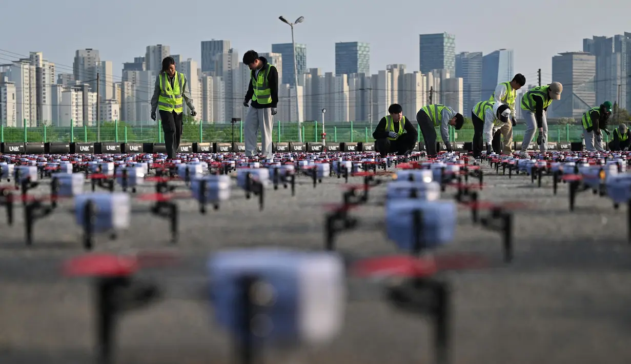 Sebelum diterbangkan drone tersebut diperiksa dan disesuaikan dengan formasi yang akan ditampilkan. (Jung Yeon-je/AFP)