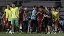 Para pemain Vietnam U-22 merayakan gol yang dicetak Nguyen Hoang Duc ke gawang Timnas Inndonesia U-22 pada laga SEA Games 2019 di Stadion Rizal Memorial, Manila, Minggu (1/12). Indonesia kalah 1-2 dari Vietnam. (Bola.com/M Iqbal Ichsan)