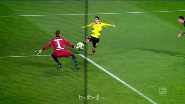 Berita video aksi pemain Borussia Dortmund, Christian Pulisic, terbaik pekan ke-17 Bundesliga 2017-2018. This video presented by BallBall.