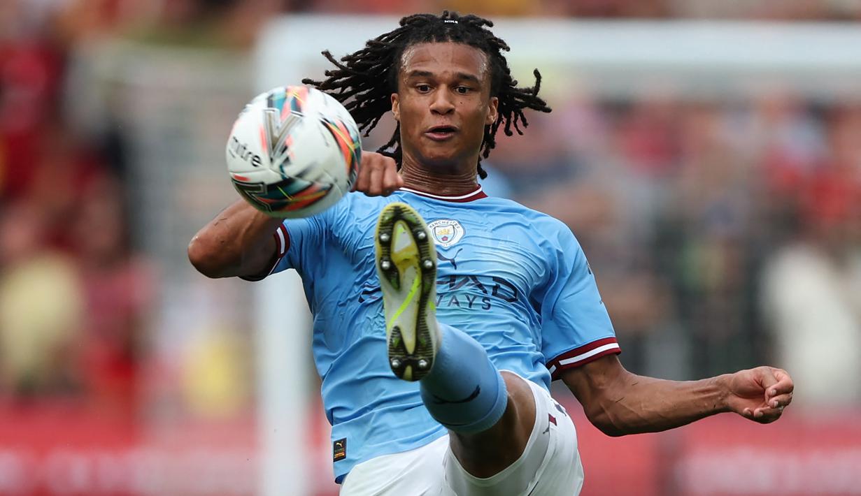 Nathan Ake. Bek tengah Belanda berusia 27 tahun ini sejatinya adalah produk akademi Chelsea yang disia-siakan saat promosi ke tim senior. Ia dilepas Chelsea ke AFC Bournemouth pada awal musim 2017/2018 dan akhirnya menjadi milik Manchester City sejak 2 musim lalu. Dua musim bersama The Citizens, Nathan Ake masih kesulitan mendapatkan menit bermain dan hal ini diendus Chelsea untuk memulangkannya di bursa transfer musim panas 2022/2023. Nyatanya, sang pemain menolak tawaran Chelsea dan memilih bertahan di Etihad Stadium. (AFP/Nigel Roddis)