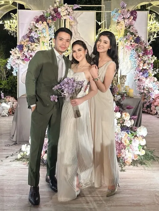 Medina tampil dengan dress flowy warna cream tanpa lengan. Rambutnya pun dibiarkan terurai panjang wave. @medinadinaaa