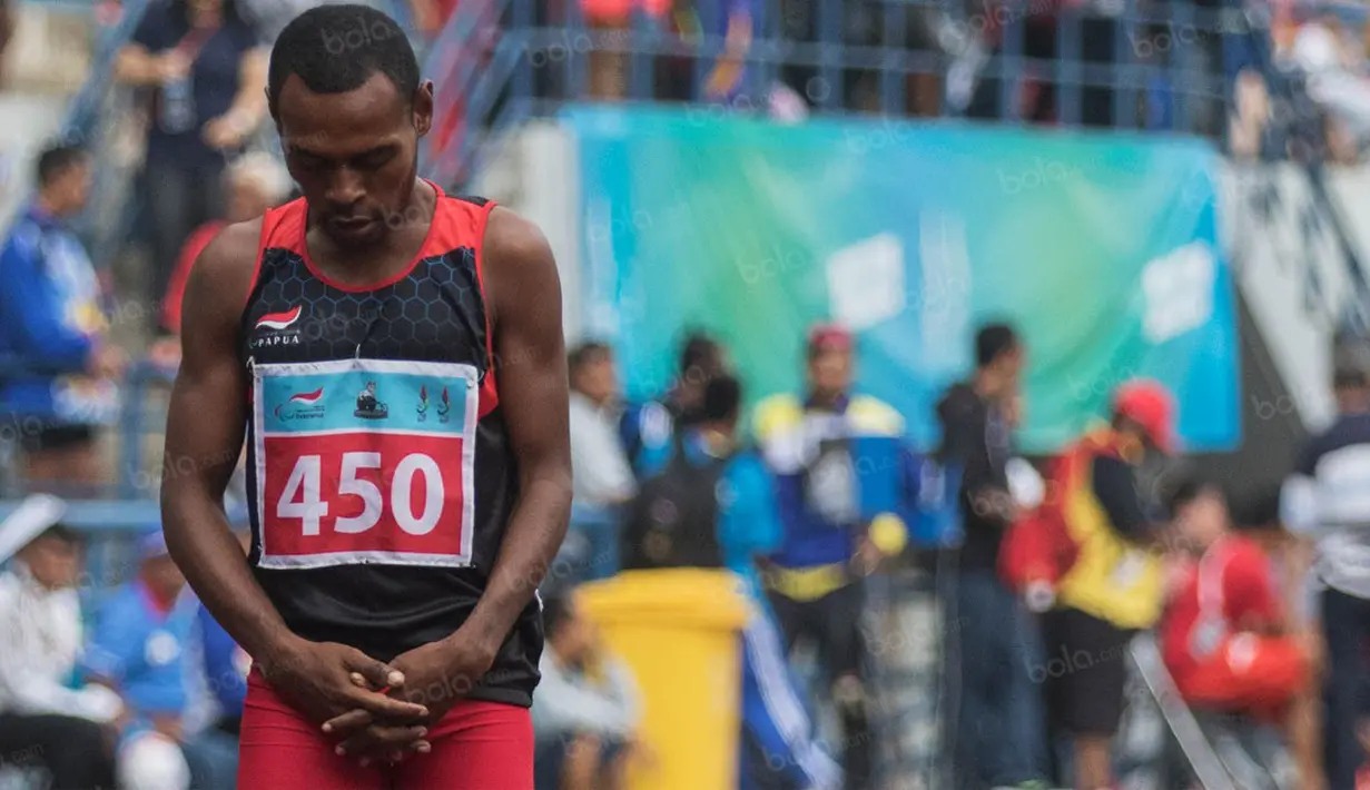 Atlet Papus, Zeth Karawen Baransano, melakukan selebrasi usai memenangi nomor 200 meter T +37 putra pada Peparnas XV di Stadion Gelora Bandung Lautan Api, Bandung, Kamis (20/10/2016). (Bola.com/Peksi Cahyo) 