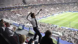 Presiden Prancis, Emmanuel Macron, melakukan selebrasi usai menjuarai Piala Dunia dengan mengalahkan Kroasia pada laga final di Stadion Luzhniki, Moskow, Minggu (15/7/2018). Prancis menang 4-2 atas Kroasia. (AP/Pool/Alexei Nikolsky)