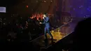 Di atas panggung konser yang berlangsung di Balai Sarbini, Jakarta Selatan, Rian mengutarakan ketidak percayaannya bisa bernyanyi bersama dengan mama Ina. Merasa semuanya seperti mimpi, Rian pun minta ditampar. (Nurwahyunan/Bintang.com)