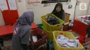 Permintaan layanan penatu pakaian atau laundry meningkat usai hari raya Idul Fitri 1445 Hijriah. (Liputan6.com/Herman Zakharia)