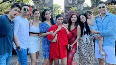 Titi Kamal beberapa hari belakangan tampak menikmati liburan di Bali. Kali ini, liburannya bersama para sahabat yang di antaranya berasal dari pemain sinetron Tertawan Hati. Ada Naysila Mirdad yang memakai baju merah, hingga Jonas Rivanno yang mengajak Asmirandah dan putrinya. (Liputan6.com/IG/@titi_kamall)