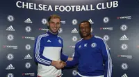 Bek Chelsea, Branislav Ivanovic (kiri) bersama Direktur Teknis, Michael Emenalo, usai menandatangani perpanjangan kontrak, Jumat (22/1/2016) (Chelsea). 