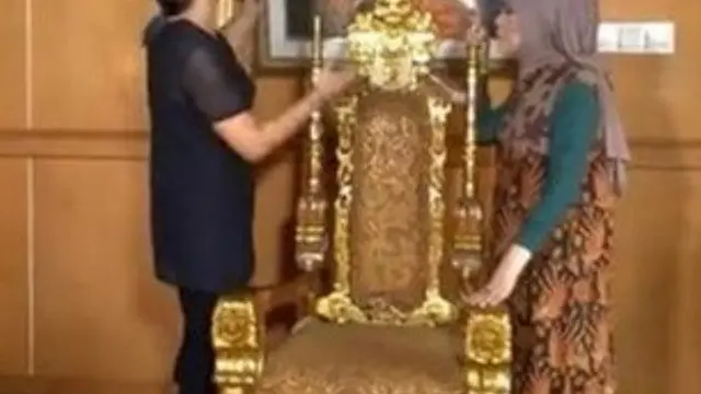 Potret lukisan di rumah gadang milik mendiang Dorce Gamalama (Sumber: YouTube/Alvin & Friends)