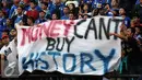 Sejumlah suporter membentangkan tulisan saat laga Persib melawan PBFC di Stadion Si Jalak Harupat, Bandung, Sabtu (26/9/2015). Persib unggul 2-1 dan lolos ke Semifinal Piala Presiden 2015. (Liputan6.com/Helmi Fithriansyah)