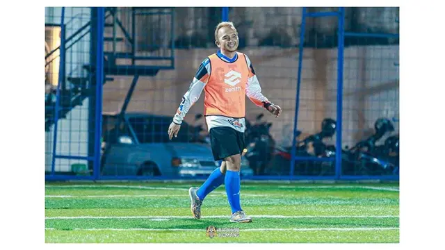 6 Potret Ayah Tiara Andini Semangat Main Sepak Bola, Pamer Tendangan Ciamik