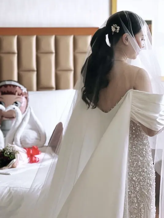 Gaya rambutnya pun dibuat sederhana dengan gaya ikat belakang ditambah hari clip model bunga dengan poni belah duanya. [@valentinemich]