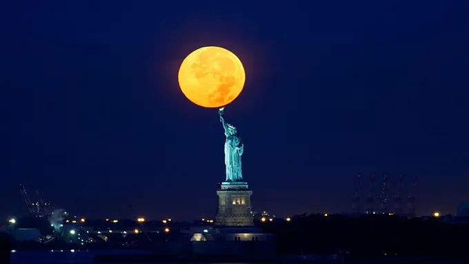 Menengok Keindahan Potret 'Supermoon' Pertama di Tahun Ini