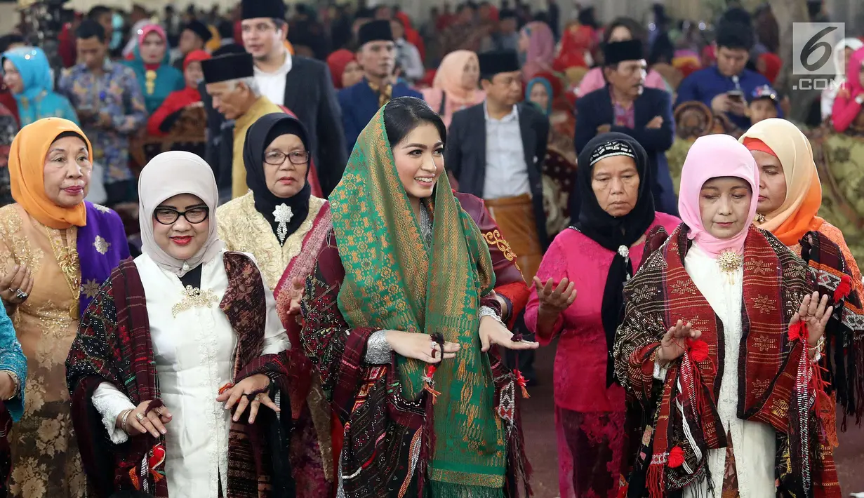 Istri Gibran Rakabuming, Selvi Ananda (tengah) saat menari Tortor saat acara adat pernikahan Kahiyang Ayu dan Bobby Nasution di Bukit Hijau Regency Taman Setia Budi (BHR Tasbi), Medan (24/11). (Liputan6.com/Pool/Media Center)