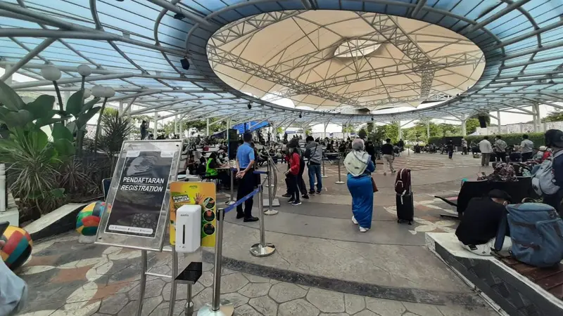 Sempat terjadi antrian, suasana pos kesehatan untuk tes rapid antigen dan PCR tes, sudah terurai di Bandara Internasional Soekarno Hatta (Soetta).