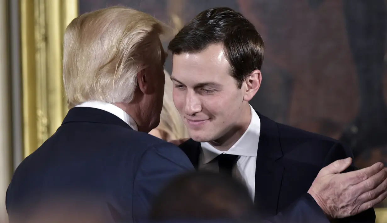 Presiden AS Donald Trump memeluk sang menantu, Jared Kushner seusai dilantik sebagai Penasihat Senior Presiden di Ruang Timur Gedung Putih, Washington, Minggu (22/1). Jared Kushner merupakan suami dari putri sulung Trump, Ivanka. (AFP PHOTO/Mandel NGAN)