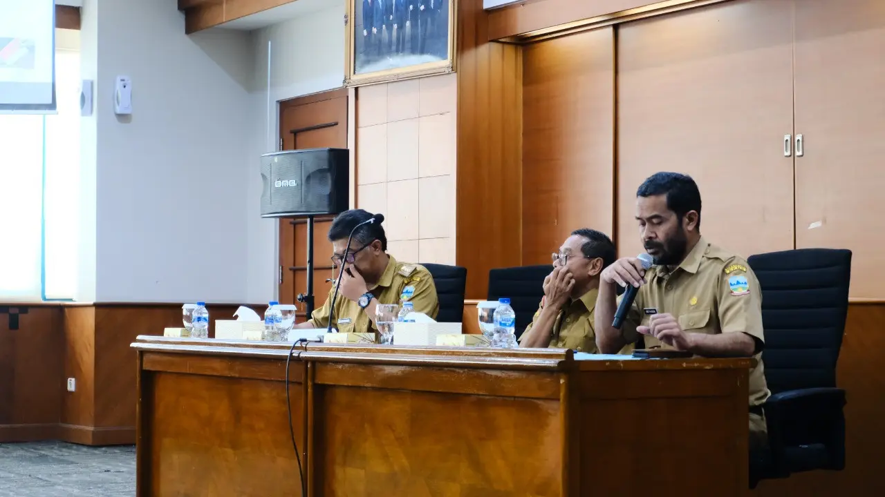 Dinas Pemberdayaan Masyarakat Desa (DPMD) Kabupaten Garut  tengah melakukan sosialisasi mengenai rencana tahapan pilkades serentak 2023. (Liputan6.com/Jayadi Supriadin)