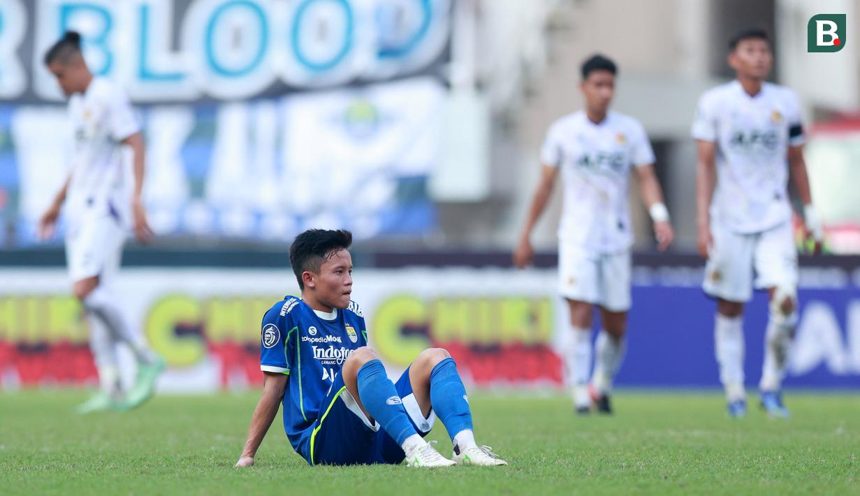 Pemain Persib Bandung, Arsan Makarin, tampak kecewa setelah ditaklukkan Persik Kediri pada laga BRI Liga 1 2022/2023 di Stadion Pakansari, Bogor, Rabu (8/3/2023). (Bola.com/M Iqbal Ichsan)