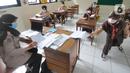 Suasana kegiatan pembelajaran tatap muka di SDN Pondok Labu 14, Jakarta Selatan, Rabu (7/04/2021). Mulai hari ini, Pemprov DKI melakukan pembelajaran tatap muka bagi 85 sekolah dari semua jenjang pendidikan hingga 29 April. (merdeka.com/Arie Basuki)