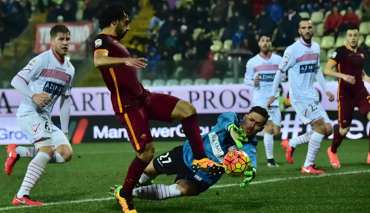 Kiper Carpi, Vid Belec, berusaha menghadang laju pemain AS Roma, Mohamed Salah, dalan laga Serie A Italia di Stadion Alberto Braglia, Modena, (12/2/2016). (AFP/Giuseppe Cacace)