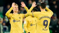 Pemain Barcelona Frenkie de Jong (kiri) dan rekan setimnya Robert Lewandowski merayakan kemenangan atas Real Betis pada akhir pertandingan sepak bola Liga Spanyol di Stadion Benito Villamarin, Seville, Spanyol, 1 Februari 2023. Barcelona genap mengoleksi 50 poin dan unggul 8 poin dari Real Madrid usai menang 2-1 atas Real Betis pada lanjutan Liga Spanyol. (AP Photo/Jose Breton)