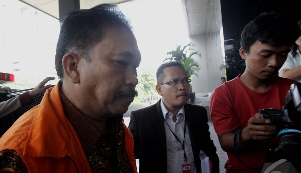 Bupati Tapanuli Tengah, Sumatera Utara, Raja Bonaran Situmeang diperiksa penyidik KPK di Gedung KPK, Jakarta, Jumat (24/10/2014) (Liputan6.com/Johan Tallo)